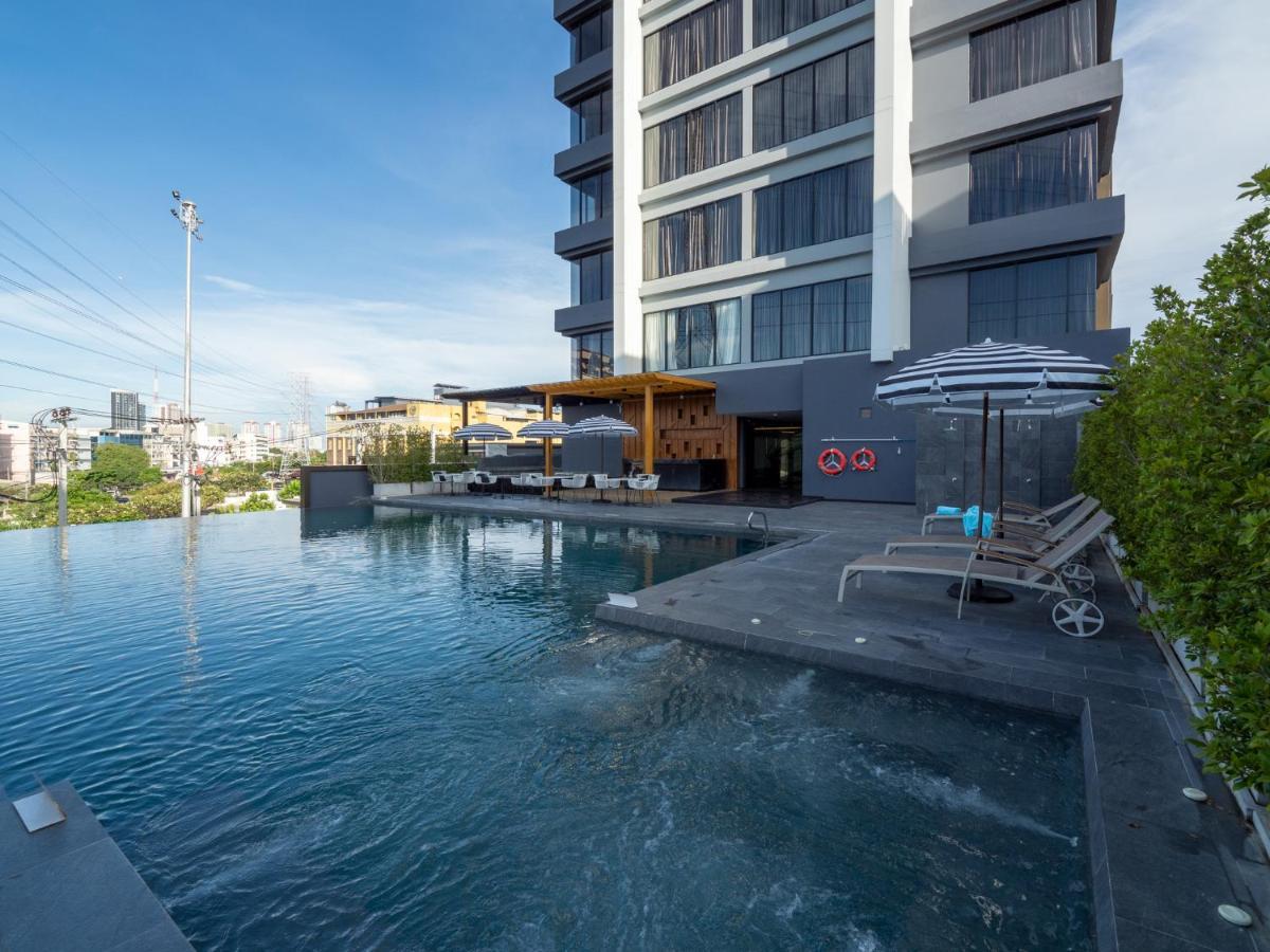 Thaya Hotel Bangkok Exteriör bild